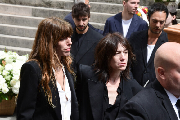 Lou Doillon, Charlotte Gainsbourg, Marlowe (fils de Lou Doillon), Ben Attal, Alice Attal, Roman de Kermadec (fils de Kate Barry) - Sorties des obsèques de Jane Birkin en l'église Saint-Roch à Paris. Le 24 juillet 2023 © Jacovides-KD Niko / Bestimage 