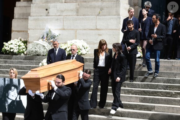 Lou Doillon, Charlotte Gainsbourg, Marlowe (fils de Lou Doillon), Ben Attal, Alice Attal, Roman de Kermadec (fils de Kate Barry) - Sorties des obsèques de Jane Birkin en l'église Saint-Roch à Paris. Le 24 juillet 2023 © Jacovides-KD Niko / Bestimage 