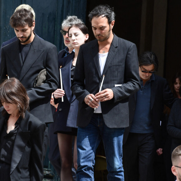 Lou Doillon, Charlotte Gainsbourg, Marlowe (fils de Lou Doillon), Ben Attal, Alice Attal, Roman de Kermadec (fils de Kate Barry) - Sorties des obsèques de Jane Birkin en l'église Saint-Roch à Paris. Le 24 juillet 2023 © Jacovides-KD Niko / Bestimage 