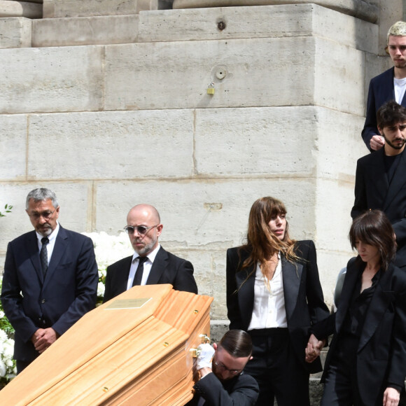 Lou Doillon, Charlotte Gainsbourg, Marlowe (fils de Lou Doillon), Ben Attal, Alice Attal, Roman de Kermadec (fils de Kate Barry) - Sorties des obsèques de Jane Birkin en l'église Saint-Roch à Paris. Le 24 juillet 2023 © Jacovides-KD Niko / Bestimage 