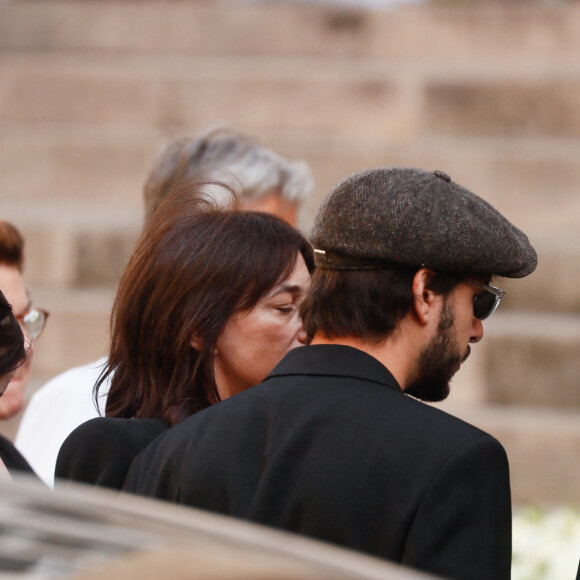 Alice Attal, Charlotte Gainsbourg, Ben Attal, Marlowe (fils de Lou Doillon) - Arrivées des célébrités aux obsèques de Jane Birkin en l'église Saint-Roch à Paris. Le 24 juillet 2023 © Jacovides-KD Niko / Bestimage 