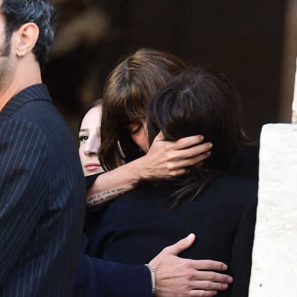 Alice Attal, Lou Doillon - Arrivées des célébrités aux obsèques de Jane Birkin en l'église Saint-Roch à Paris. Le 24 juillet 2023 © Jacovides-KD Niko / Bestimage 