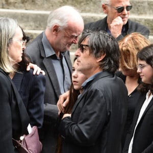 Et Yvan Attal, présent pour sa femme et ses enfants.
Yvan Attal et sa fille Jo - Sorties des obsèques de Jane Birkin en l'église Saint-Roch à Paris. Le 24 juillet 2023 © Jacovides-KD Niko / Bestimage 