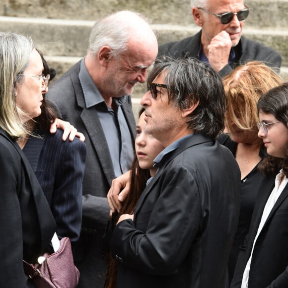 Et Yvan Attal, présent pour sa femme et ses enfants.
Yvan Attal et sa fille Jo - Sorties des obsèques de Jane Birkin en l'église Saint-Roch à Paris. Le 24 juillet 2023 © Jacovides-KD Niko / Bestimage 