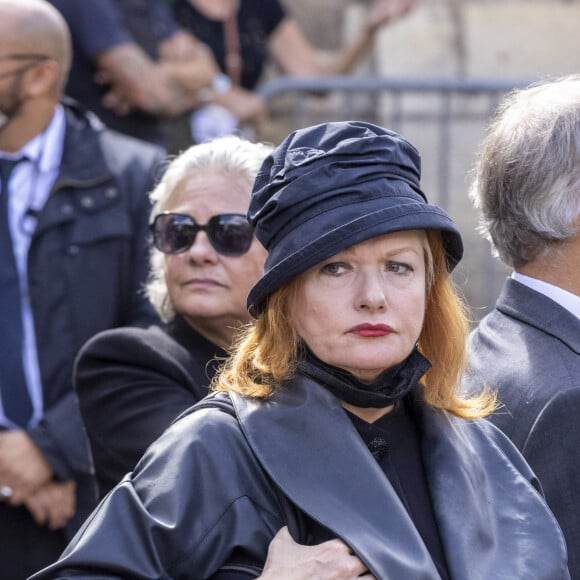 Catherine Jacob - Sorties - Obsèques de Jean-Paul Belmondo en l'église Saint-Germain-des-Prés, à Paris le 10 septembre 2021. © Cyril Moreau / Bestimage