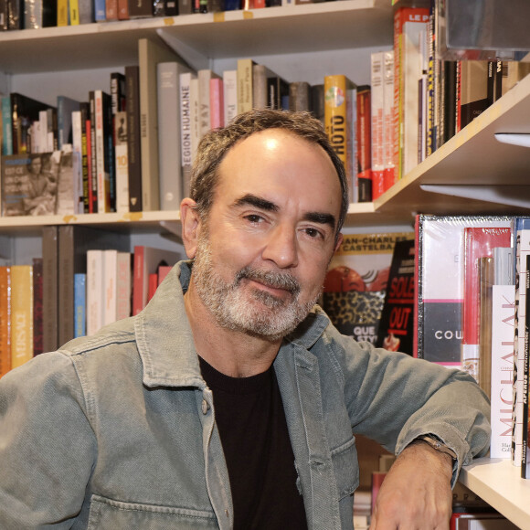 "Il est entré en contact avec moi, et c'est un gars bien, qui m'aide beaucoup", confie Matthieu Lartot.
Exclusif - Bruno Solo - Dédicace du livre de Bruno Solo "Les Visiteurs d'histoire" aux éditions du Rocher dans la librairie de G. Collard "La Griffe Noire" à Saint-Maur-des-Fossés le 4 décembre 2021.