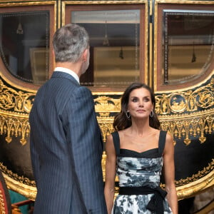 Et la robe de Letizia, plutôt impressionnante, ressortait bien !
Le roi Felipe VI, la reine Letizia et le président Pedro Sanchez assistent à l'inauguration des Collections de la Galerie Royale, au Palais Royal, Madrid. 25 juillet 2023.