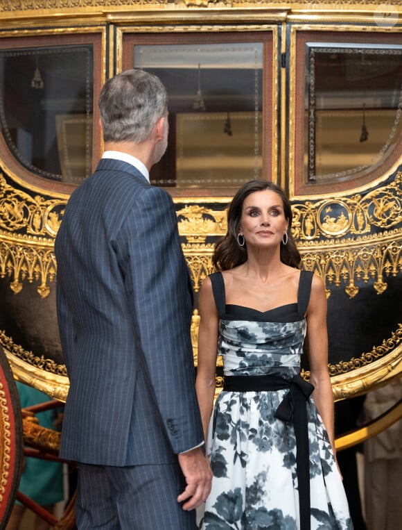 Et la robe de Letizia, plutôt impressionnante, ressortait bien !
Le roi Felipe VI, la reine Letizia et le président Pedro Sanchez assistent à l'inauguration des Collections de la Galerie Royale, au Palais Royal, Madrid. 25 juillet 2023.