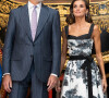 Avec son mari, ils se sont même amusés à poser devant un carrosse doré.
Le roi Felipe VI, la reine Letizia et le président Pedro Sanchez assistent à l'inauguration des Collections de la Galerie Royale, au Palais Royal, Madrid. 25 juillet 2023.