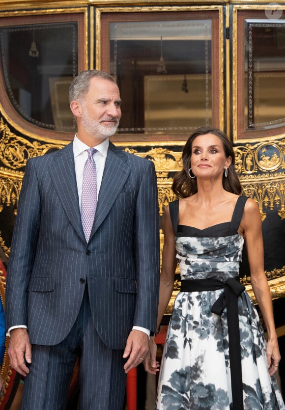 Avec son mari, ils se sont même amusés à poser devant un carrosse doré.
Le roi Felipe VI, la reine Letizia et le président Pedro Sanchez assistent à l'inauguration des Collections de la Galerie Royale, au Palais Royal, Madrid. 25 juillet 2023.