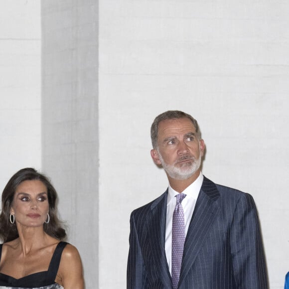 Le roi Felipe VI, la reine Letizia et le président Pedro Sanchez assistent à l'inauguration des Collections de la Galerie Royale, au Palais Royal, Madrid. 25 juillet 2023.