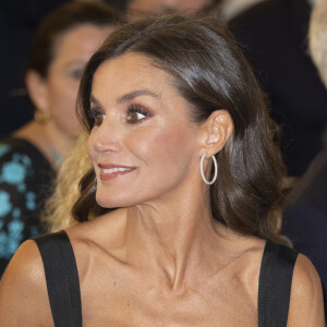 Letizia d'Espagne avait sorti le grand jeu pour une belle soirée.
Le roi Felipe VI, la reine Letizia et le président Pedro Sanchez assistent à l'inauguration des Collections de la Galerie Royale, au Palais Royal, Madrid.