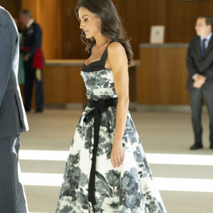 Pour son dernier engagement avant les vacances, la reine avait également choisi une robe au décolleté inhabituel.
Le roi Felipe VI, la reine Letizia et le président Pedro Sanchez assistent à l'inauguration des Collections de la Galerie Royale, au Palais Royal, Madrid. 25 juillet 2023.