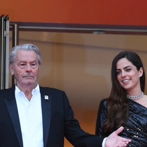 Toute la famille est réunie à Douchy après les soucis d'Alain Delon avec Hiromi Rollin.
Alain Delon et sa fille Anouchka Delon - Montée des marches du film "A Hidden Life" lors du 72ème Festival International du Film de Cannes, le 19 mai 2019. 