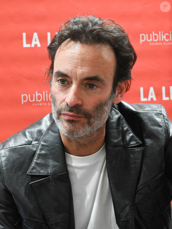 Exclusif - Anthony Delon dédicace son livre "Entre chien et loup" à la librairie du Publicisdrugstore à Paris le 21 avril 2022. © Coadic Guirec/Bestimage 