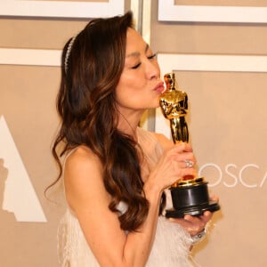 Heureusement, Michelle Yeoh sait où se poser quand elle a besoin de repos, loin des plateaux de tournage.
Michelle Yeoh - 95e édition de la cérémonie des Oscars à Los Angeles, le 12 mars 2023.