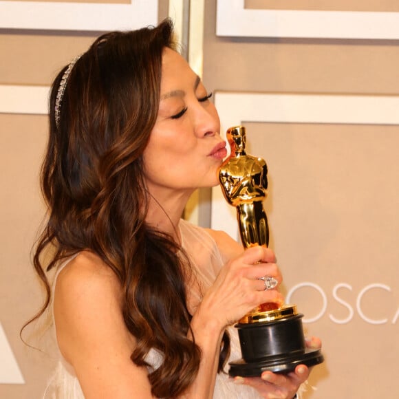Heureusement, Michelle Yeoh sait où se poser quand elle a besoin de repos, loin des plateaux de tournage.
Michelle Yeoh - 95e édition de la cérémonie des Oscars à Los Angeles, le 12 mars 2023.