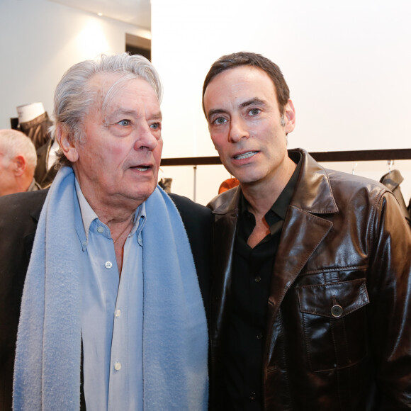 On apprenait de Me Christophe Ayela, avocat de la famille d'Alain Delon, l'existence de "faits nouveaux", "potentiellement très graves" découverts après le départ de Madame Hiromi Rollin, dame de compagnie de l'acteur.
Exclusif - Alain Delon et son fils Anthony Delon - Lancement de la marque de vêtements de cuir "Anthony Delon 1985" chez Montaigne Market à Paris © Philippe Doignon / Bestimage