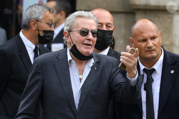 Alain Delon - Obsèques de Jean-Paul Belmondo en l'église Saint-Germain-des-Prés, à Paris le 10 septembre 2021. © Dominique Jacovides / Bestimage