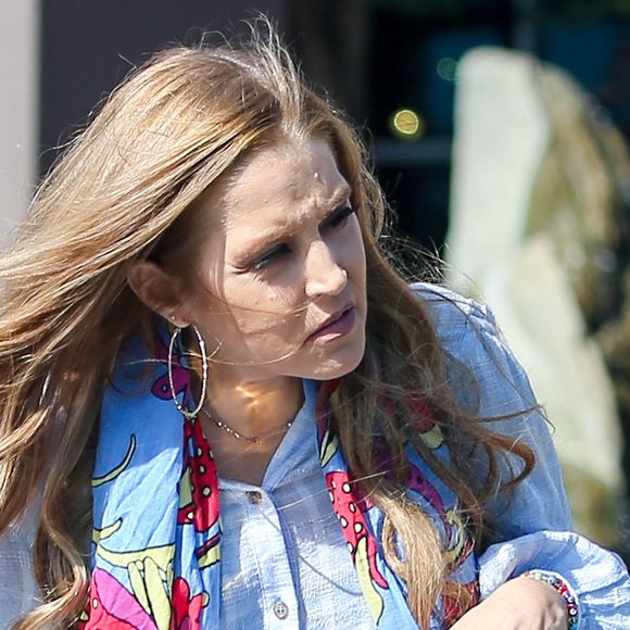 Exclusif - Lisa Marie Presley en train de faire du shopping dans un magasin de meubles "Budget store Living Spaces" à Los Angeles le 13 juillet 2017 