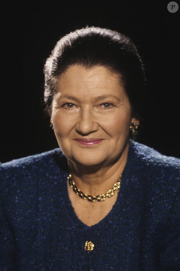 Archives - En France, à Paris, portrait de Simone Veil sur le plateau de l'émission "7/7 (Sept sur Sept)"