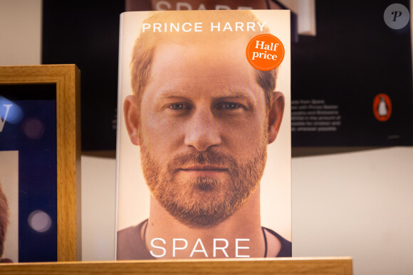 La publication des mémoires du prince Harry aurait été un point de non-retour pour le prince William.
Illustrations de la mise en place pour la sortie du livre du prince Harry "Spare" (Le Suppléant) dans une librairie de Twickenham à Londres le 10 janvier 2023. 