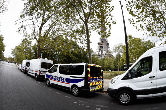 Evacuation de la Tour Eiffel en raison d'une alerte à la bombe par téléphone, le 23 septembre 2020.