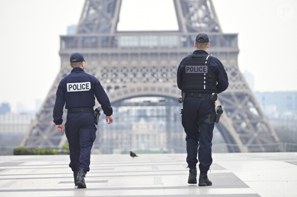 Illustration Police sur l Esplanade Deserte du Trocadero avec la Tour Eiffel en arriere plan - Confinement et contrôles de police à Paris. © JB Autissier / Panoramic / Bestimage