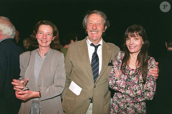 Rapatriée en France quelques jours plus tard en état de mort cérébrale, elle a finalement été déclarée morte le 1er août 2003.
Jean Rochefort et sa femme Françoise, Marie Trintignant - Pièce "Poèmes à Lou" au Théâtre à Paris.