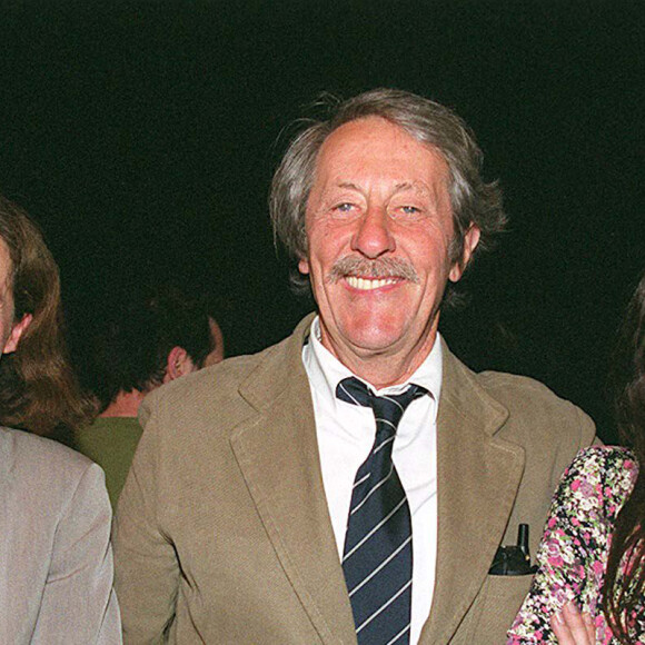 Rapatriée en France quelques jours plus tard en état de mort cérébrale, elle a finalement été déclarée morte le 1er août 2003.
Jean Rochefort et sa femme Françoise, Marie Trintignant - Pièce "Poèmes à Lou" au Théâtre à Paris.