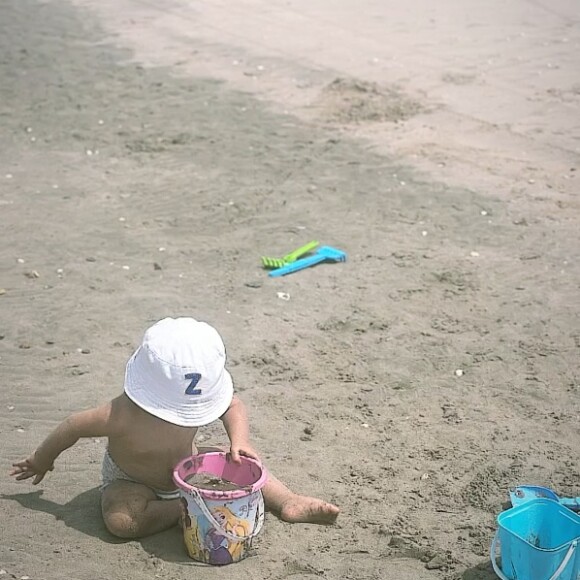 Amel Bent a partagé un cliché de son fils s'amusant sur le sable. ©Instagram