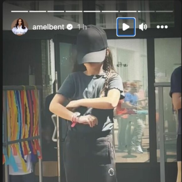 Amel Bent a recours a des accessoires pour dissimuler l'identité de ses enfants. ©Instagram