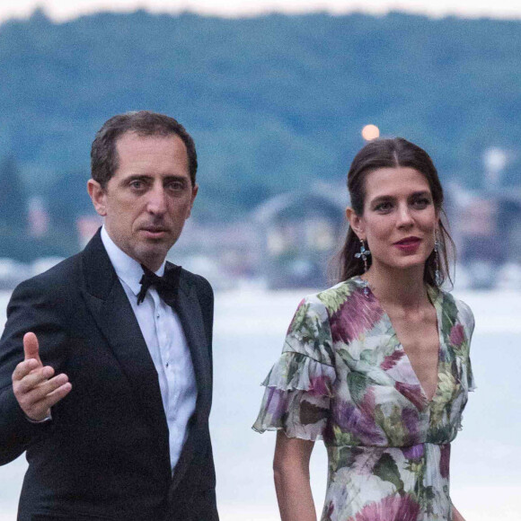 Il y a 8 ans, Beatrice Borromeo et Pierre Casiraghi réunissaient tous leurs proches pour une cérémonie de mariage inoubliable.
Charlotte Casiraghi et son compagnon Gad Elmaleh - Arrivées pour la soirée de mariage de Pierre Casiraghi et Beatrice Borromeo au château Rocca Angera (château appartenant à la famille Borromeo) à Angera sur les Iles Borromées, sur le Lac Majeur