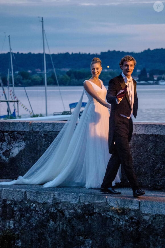 Deux ans après avoir assisté à l'union de son frère Andrea avec Tatiana Santo Domingo, la belle Charlotte Casiraghi avait à nouveau rendez-vous avec l'amour et remettait le couvert pour le mariage de son autre frère, petit dernier du clan, Pierre.
Pierre Casiraghi et sa femme Beatrice Borromeo - Arrivées pour la soirée de mariage de Pierre Casiraghi et Beatrice Borromeo au château Rocca Angera (château appartenant à la famille Borromeo) à Angera sur les Iles Borromées, sur le Lac Majeur, le 1er août 2015.