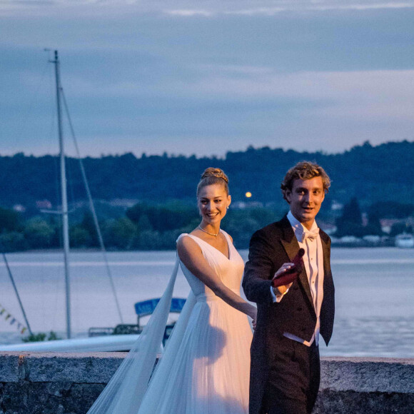 Deux ans après avoir assisté à l'union de son frère Andrea avec Tatiana Santo Domingo, la belle Charlotte Casiraghi avait à nouveau rendez-vous avec l'amour et remettait le couvert pour le mariage de son autre frère, petit dernier du clan, Pierre.
Pierre Casiraghi et sa femme Beatrice Borromeo - Arrivées pour la soirée de mariage de Pierre Casiraghi et Beatrice Borromeo au château Rocca Angera (château appartenant à la famille Borromeo) à Angera sur les Iles Borromées, sur le Lac Majeur, le 1er août 2015.