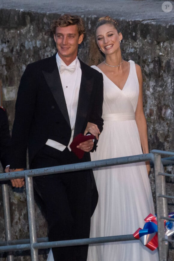 Une semaine tout juste après l'union civile qui se déroulait à Monaco, les invités avaient cette fois-ci rendez-vous sur le Lac Majeur, où le clan Borromeo possède pas moins de quatre îles.
Pierre Casiraghi et sa femme Beatrice Borromeo - Arrivées pour la soirée de mariage de Pierre Casiraghi et Beatrice Borromeo au château Rocca Angera (château appartenant à la famille Borromeo) à Angera sur les Iles Borromées, sur le Lac Majeur, le 1er août 2015.