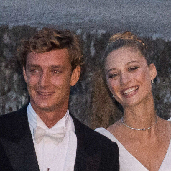 Une semaine tout juste après l'union civile qui se déroulait à Monaco, les invités avaient cette fois-ci rendez-vous sur le Lac Majeur, où le clan Borromeo possède pas moins de quatre îles.
Pierre Casiraghi et sa femme Beatrice Borromeo - Arrivées pour la soirée de mariage de Pierre Casiraghi et Beatrice Borromeo au château Rocca Angera (château appartenant à la famille Borromeo) à Angera sur les Iles Borromées, sur le Lac Majeur, le 1er août 2015.