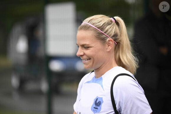 La footballeuse en a profité pour célébrer avec du champagne ce jour si spécial
 
Eugenie Le Sommer - Entrainement de l'équipe de France Feminine à Clairefontaine, le 4 juillet 2023.