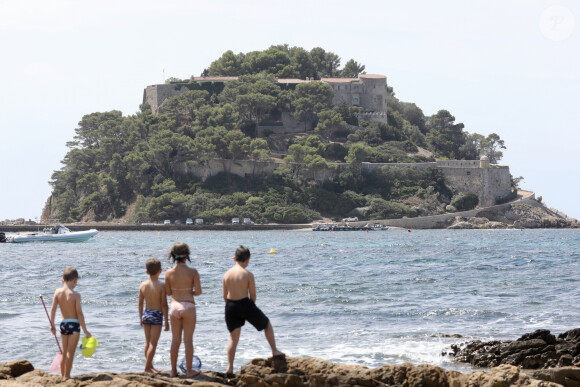 Brigitte Macron profite en solo de son premier jour de vacances au Fort de Brégançon à Bormes-les-Mimosas le 30 juillet 2023. Le président Emmanuel Macron Macron et sa femme Brigitte sont arrivés au Fort de Brégançon samedi soir. Dimanche, Brigitte en sortie seule en combinaison de plongée avec son chien Némo et ses gardes du corps pour faire une ballade en bateau mais, la mer étant trop agitée, la première dame est rentrée plus vite que prévu avant de rejoindre son mari pour dîner. © Luc Boutria/Nice-Matin/Bestimage  Semi-exclusive - Brigitte Macron is enjoying her first day of vacation solo at Fort de Brégançon in Bormes-les-Mimosas on July 30, 2023. President Emmanuel Macron Macron and his wife Brigitte arrived at Fort de Brégançon on Saturday evening. On Sunday, Brigitte went out alone in a wetsuit with her dog Nemo and her bodyguards to take a boat trip but, the sea being too rough, the first lady came back faster than expected before joining her husband for dinner.