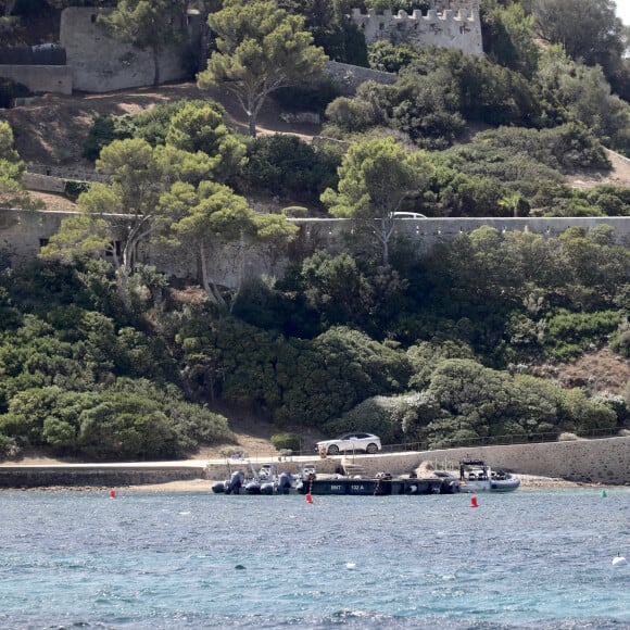 Semi-exclusif - Brigitte Macron profite en solo de son premier jour de vacances au Fort de Brégançon à Bormes-les-Mimosas le 30 juillet 2023. Le président Emmanuel Macron Macron et sa femme Brigitte sont arrivés au Fort de Brégançon samedi soir. Dimanche, Brigitte en sortie seule en combinaison de plongée avec son chien Némo et ses gardes du corps pour faire une ballade en bateau mais, la mer étant trop agitée, la première dame est rentrée plus vite que prévu avant de rejoindre son mari pour dîner. © Luc Boutria/Nice-Matin/Bestimage  Semi-exclusive - Brigitte Macron is enjoying her first day of vacation solo at Fort de Brégançon in Bormes-les-Mimosas on July 30, 2023. President Emmanuel Macron Macron and his wife Brigitte arrived at Fort de Brégançon on Saturday evening. On Sunday, Brigitte went out alone in a wetsuit with her dog Nemo and her bodyguards to take a boat trip but, the sea being too rough, the first lady came back faster than expected before joining her husband for dinner. 