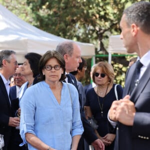 "Elle part en déplacement à droite, à gauche. Elle va aussi très souvent à Fontbonne. C'est son havre de paix. Donc elle me laisse la maison pour moi toute seule."
Le prince Albert II de Monaco, La princesse Stéphanie de Monaco - 4e rencontre des sites historiques Grimaldi sur la place du palais Princier à Monaco le 10 juin 2023. © Claudia Albuquerque / Bestimage