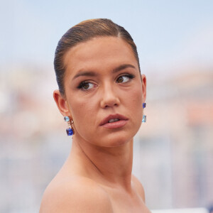 L'actrice a finalement décidé de répondre aux critiques de l'humoriste en expliquant que tout le monde n'avait pas la même histoire. 
Adèle Exarchopoulos au photocall de "Elemental (élémentaire)" lors du 76ème Festival International du Film de Cannes, le 27 mai 2023. 