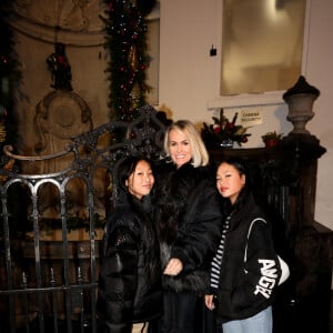 Exclusif - Laeticia Hallyday et son compagnon Jalil Lespert, accompagnés de Jade et Joy sont allés rendre visite au Manneken-Pis qui a été rhabillé en hommage à Johnny Hallyday à Bruxelles le 20 décembre 2022. © Dominique Jacovides / Bestimage 