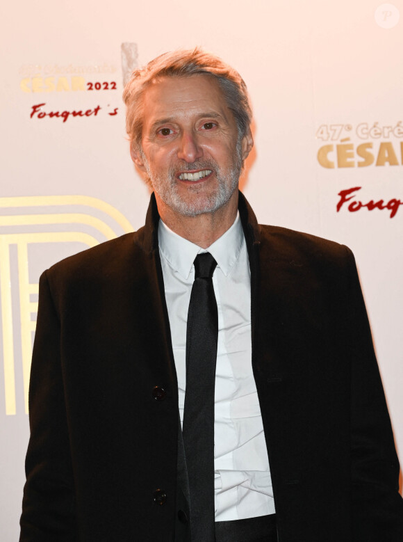 Antoine de Caunes au photocall au Fouquet's après la 47ème cérémonie des César à Paris, le 26 février 2022.