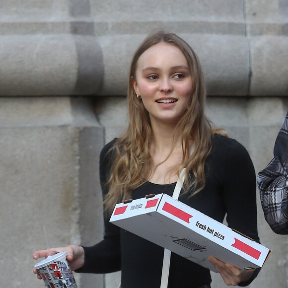 Il y a certaines idées reçues qui ont la peau dure en matière d'alimentation. 
Lily-Rose Depp se balade dans le quartier de Soho une pizza et un soda à emporter dans les main à New York