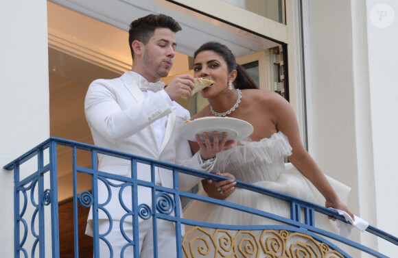Nick Jonas et sa femme Priyanka Chopra partagent une pizza sur le balcon de l'hôtel Martinez lors du 72ème Festival International du Film de Cannes en France. Les jeunes mariés plaisantent et s'embrassent. Le 18 mai 2019