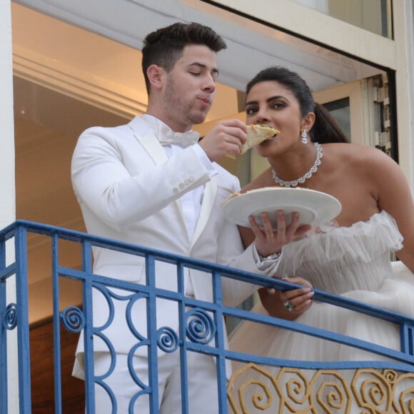 Nick Jonas et sa femme Priyanka Chopra partagent une pizza sur le balcon de l'hôtel Martinez lors du 72ème Festival International du Film de Cannes en France. Les jeunes mariés plaisantent et s'embrassent. Le 18 mai 2019