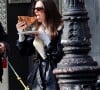  En revanche, il existe bien d'autres aliments sujets à vous donner des boutons. 
Emily Ratajkowski et son mari Sebastian Bear-McClard promènent leur chien Colombo, dans les rues de New York. Emily grignote une part de pizza. Les amoureux ont passé la journée dans un parc à chien à discuter et à s'embrasser : le couple semble très complice. Le 28 décembre 2019.