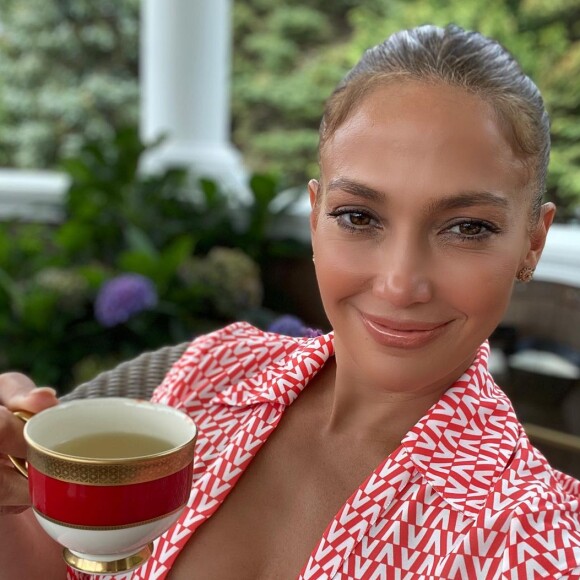 Jennifer Lopez se délecte d'un thé