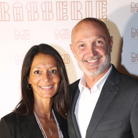 Sur le cliché en noir et blanc, on peut voir les amoureux en train de s'embrasser tendrement sur le pas de l'église.
Frank Leboeuf et sa femme ChrisLaure - Inauguration de la Brasserie " Madame Brasserie " au 1er étage de La Tour Eiffel à Paris. Le 22 Septembre 2022. © Bertrand Rindoff Petroff-Giancarlo Gorassini / Bestimage